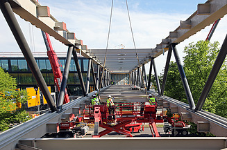 Foto von einer Brücke die grade gebaut wird. 