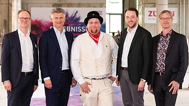 Foto von mehren schick gekleideten Männern. 