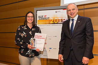 Dr. Ulrich Klotz, Vorstandsmitglied der Ed. Züblin AG, überreicht den ZÜBLIN-Sonderpreis an die diesjährige Preisträgerin Elisabeth Zachries von der Technischen Universität München.