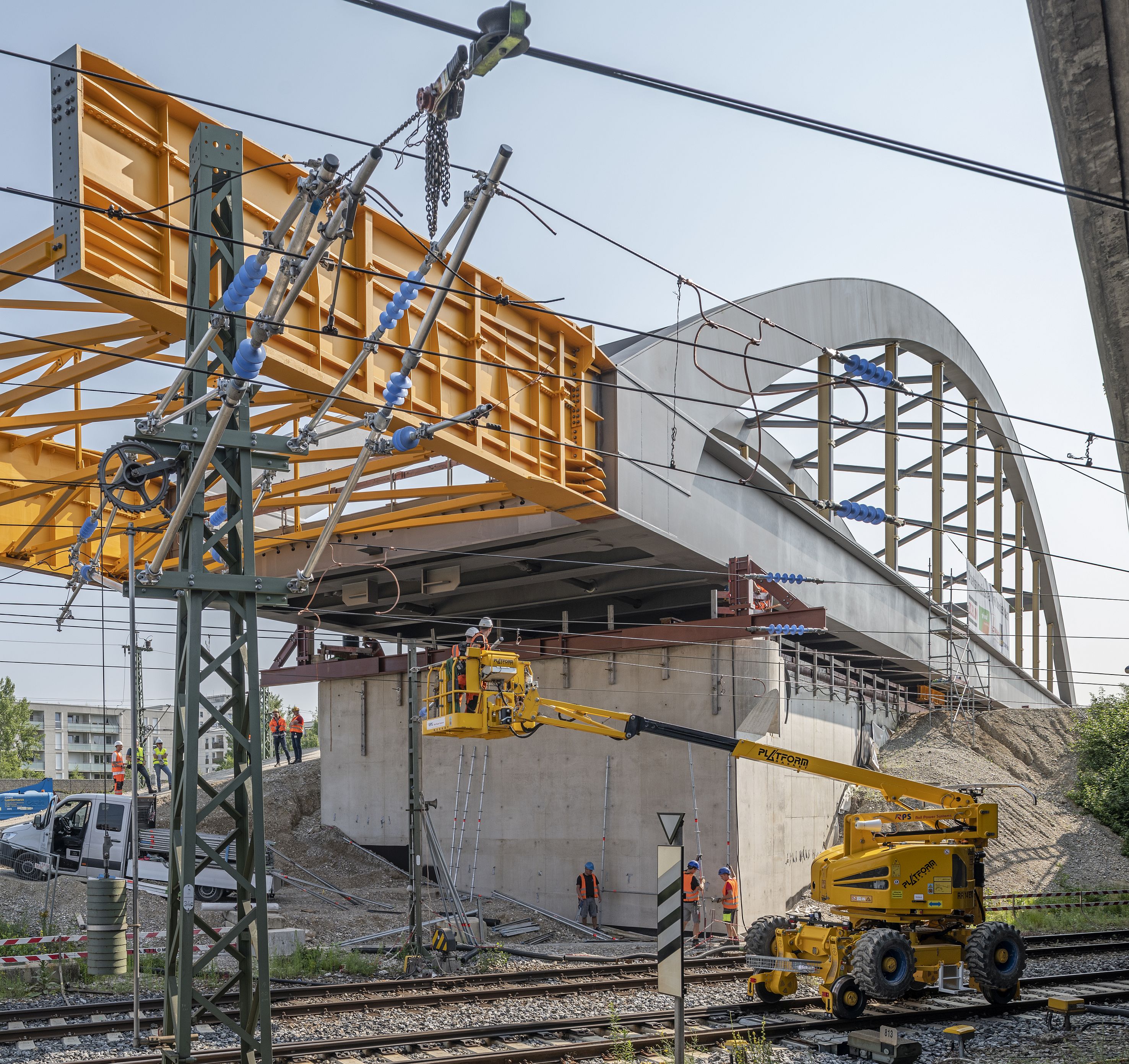 Foto vom Bau einer Brücke über Schienen. 