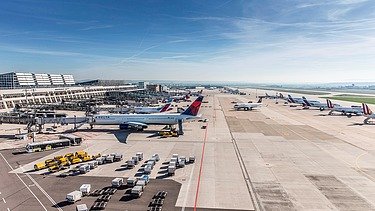 Foto eines Flughafens mit einigen, parkenden Flugzeugen