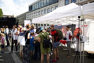Foto von einem ZÜBLIN-Stand, wo glücklich schauende Personen vorstehen.    