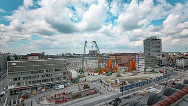 Foto von einer Baustelle in der Vogelperspektive.  