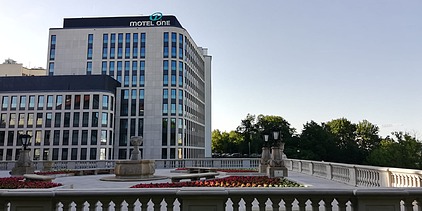 Foto von einem neuen Hotelkomplex bei blauem Himmel