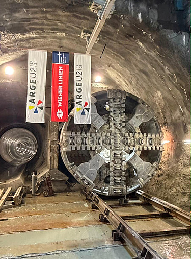 Tunnelvortriebsmaschine Debohra am Augustinplatz mit Blick auf beide fertiggestellten U2-Tunnelröhren