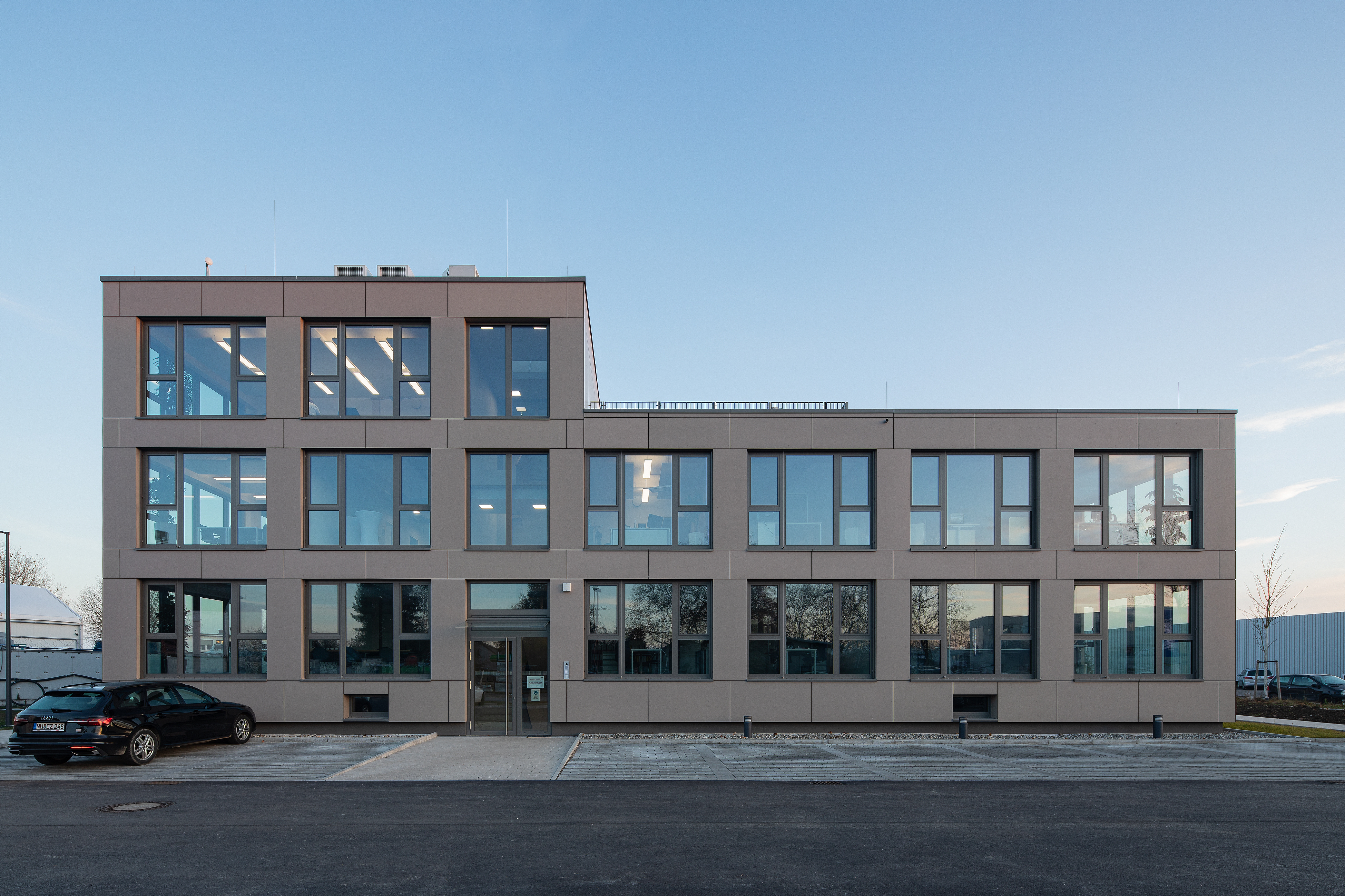 Foto vom L-Förmigen Erweiterungsbau des ZÜBLIN Konzernhaus in Neu-Ulm.