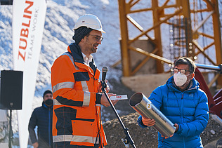 Foto von einem Mann bei der Rede zur Grundsteinlegung.