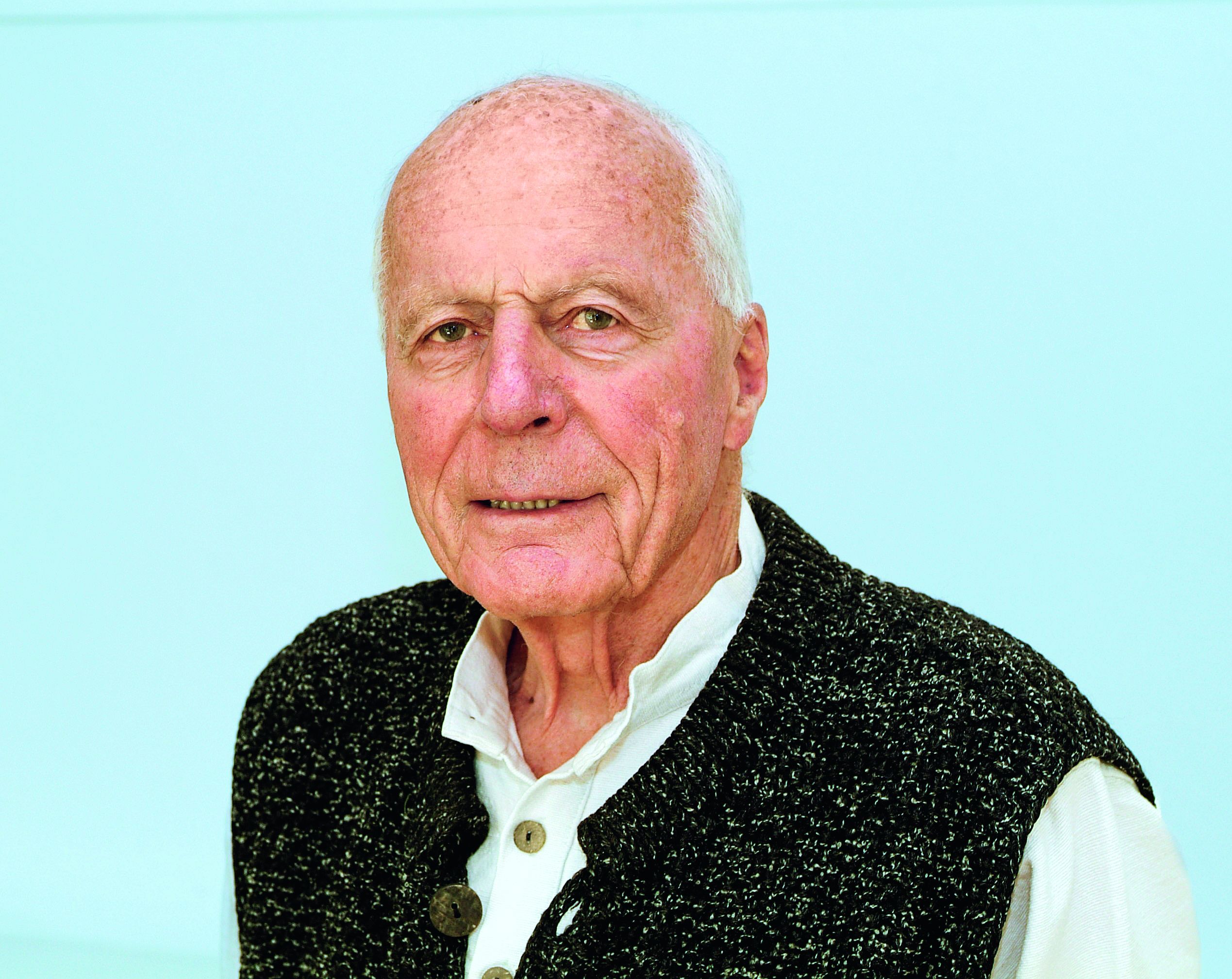 Portrait von einem alten Mann der freundlich schaut.  