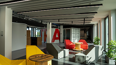 Foto von einer All Hands Bereich im Innovation Center in Stuttgart. 