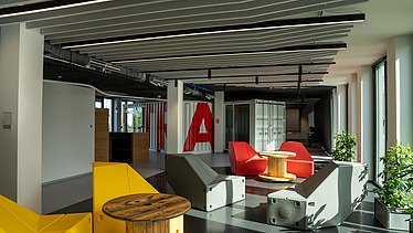 Foto von einer All Hands Bereich im Innovation Center in Stuttgart. 