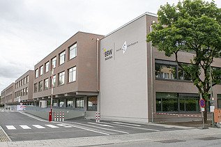  Foto vom neuen Hauptgebäude des Berufsbildungswerks Johanneskirchen