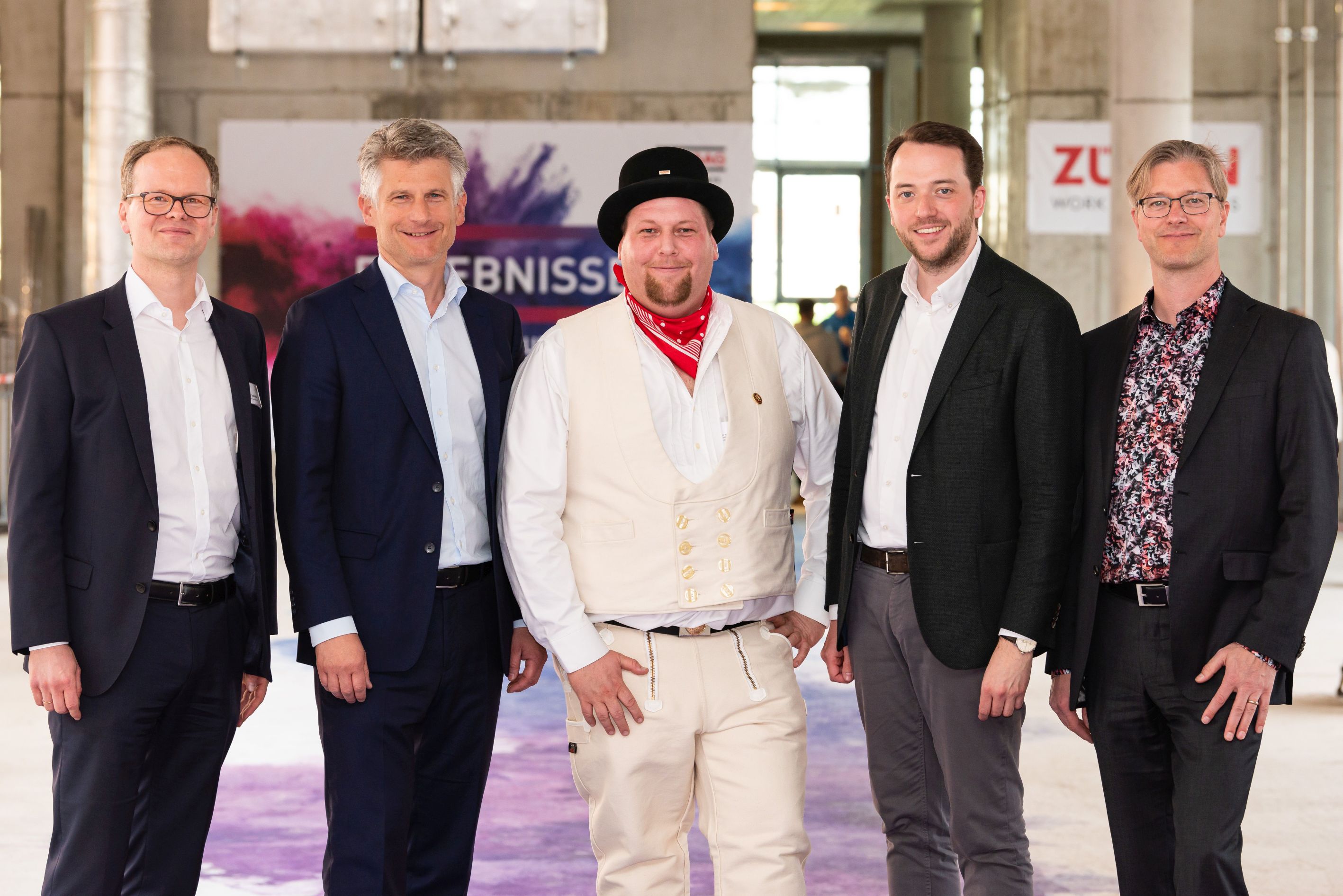 Foto von mehren schick gekleideten Männern. 