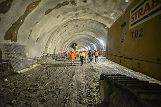 Foto von einer Tunnelröhre in der mehrere Personen durchspazieren