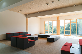 Innenansicht des Holzhybrid-Neubau Universität Witten/Herdecke.