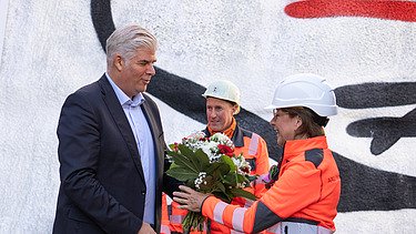 Blumenüberreichung an Tunnelpatin