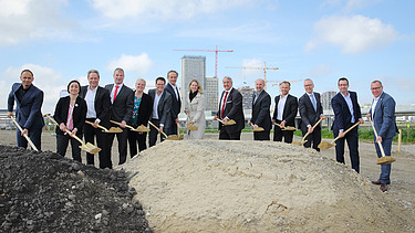 Photo of several people at the groundbreaking ceremony of the bidding consortium with the City of Vienna