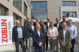 Foto von mehren Personen die freundlich scheuen. 