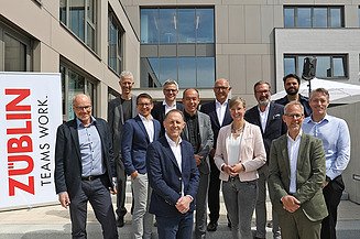 Foto von mehren Personen die freundlich scheuen. 