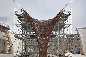 Ein Foto von der Baustelle von Stuttgart 21. Aufgebaut ist ein großes Gerüst, dass den Kelchstützenfuß bewehren soll.  