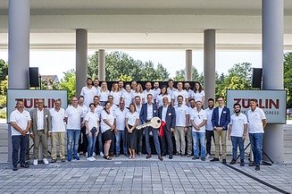 Foto von mehreren Personen zur feierlichen Schlüsselübergabe für hochmodernen Bürogebäude in Nürnberg. 
