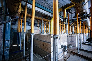  Foto von einem Raum wo viele Träger aufgestellt sind.