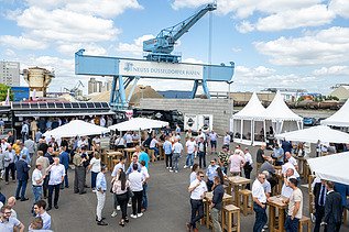 Menschen feiern auf einem Bauhof