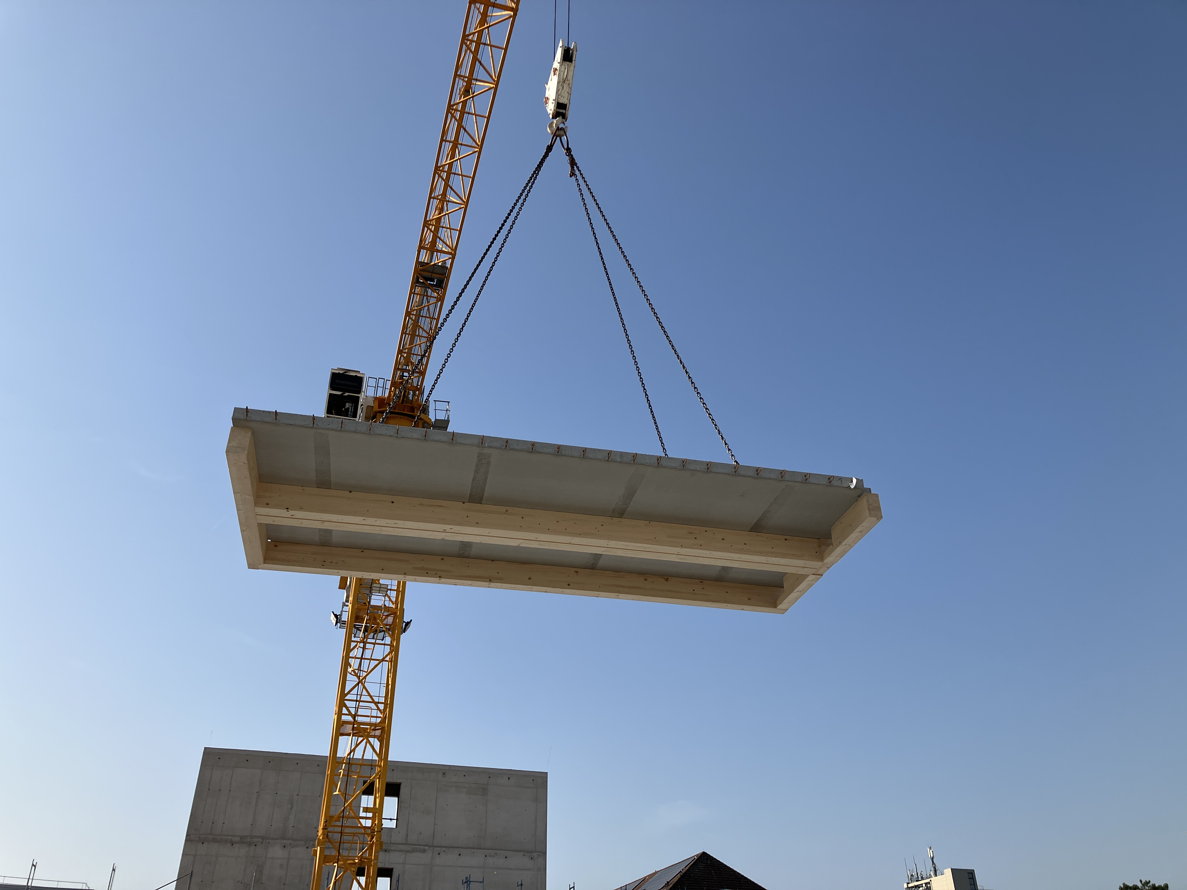 Kran hebt ein Bauteil in die Luft