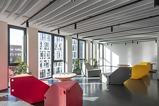 Foto vom Neubau des Innovation Center am ZÜBLIN-Campus in Stuttgart von innen. Zusehen ist ein moderner Pausenraum.