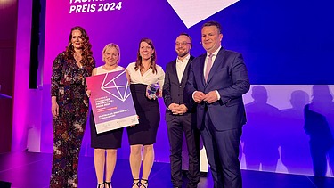 Foto von mehren schick gekleideten Personen die freundlich schauen beim deutschen Fachkräftepreis. 