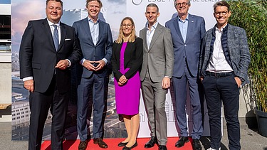 Foto von mehreren Personen die freundlich schauen.