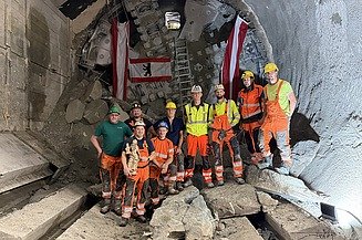 Mitarbeitende der ARGE U2 17-21 vor der Tunnelvortriebsmaschine Debohra nach dem erfolgreichen Tunneldurchschlag am Augustinplatz
