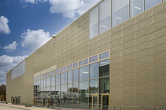 Foto vom Bertolt-Brecht-Schulzentrum in Nürnberg von außen. 