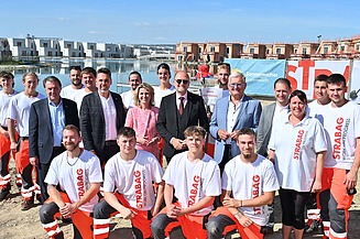 Foto eines STRABAG-Lehrlingsteams und Projektverantwortlicher