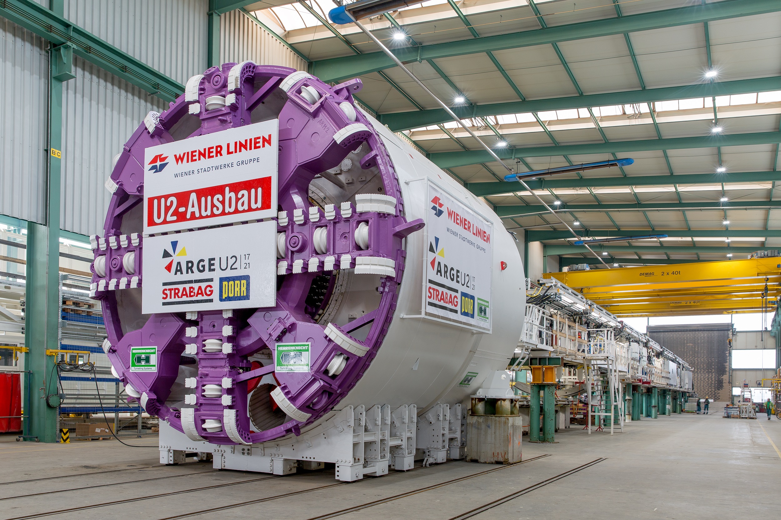 Foto der Tunnelvortriebsmaschine bei der Werksabnahme im Jänner 2024.