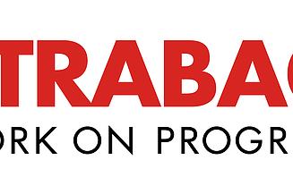 Auf dem Foto ist das STRABAG Work on progress Logo zu sehen.