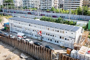 Foto von der Photovoltaikanlage auf dem Dach der Containerburg am Nordbahnhof-Gelände