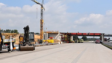 Im Hintergrund entsteht aktuell die neue Brücke an der Anschlussstelle Holdorf.