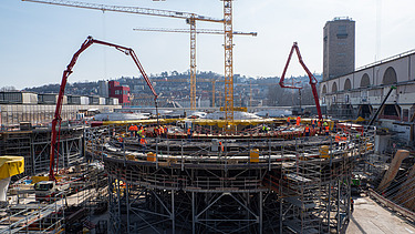 Foto vom Bau des Sonderkelch für die Dachkonstruktion des neuen Stuttgarter Tiefbahnhofs, mit einem breiten Blick auf den Sonderkelch. 