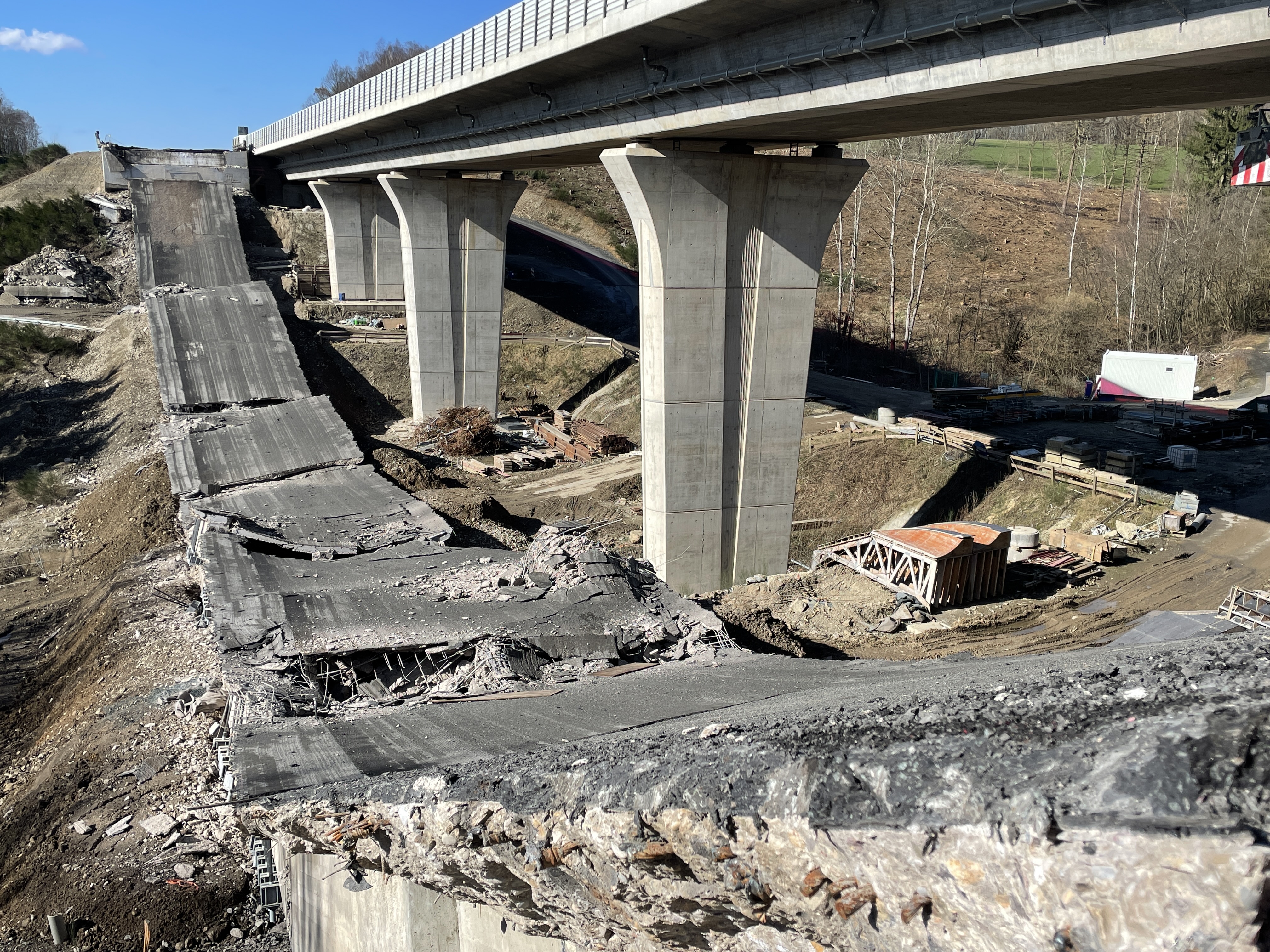 Foton von einer gesprengten Brücke, die Bruchteile liegen auf der Erde, daneben steht noch die zweite Brücke
