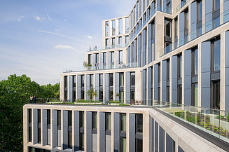 Fassade, an der lange blaue Elemente angebracht sind