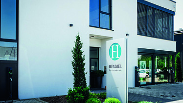 Foto von einem weißen Haus von der Firma Hummel.              