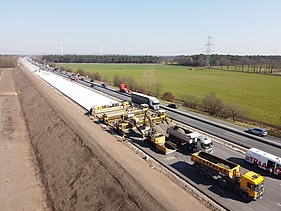 Das Bild zeigt den Betondeckeneinbau Ende März 2022 durch ein STRABAG-Projektteam auf einem Teilabschnitt der 30 km langen Strecke zwischen Lohne und Bramsche.