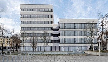 Foto von einem Bürogebäude.  