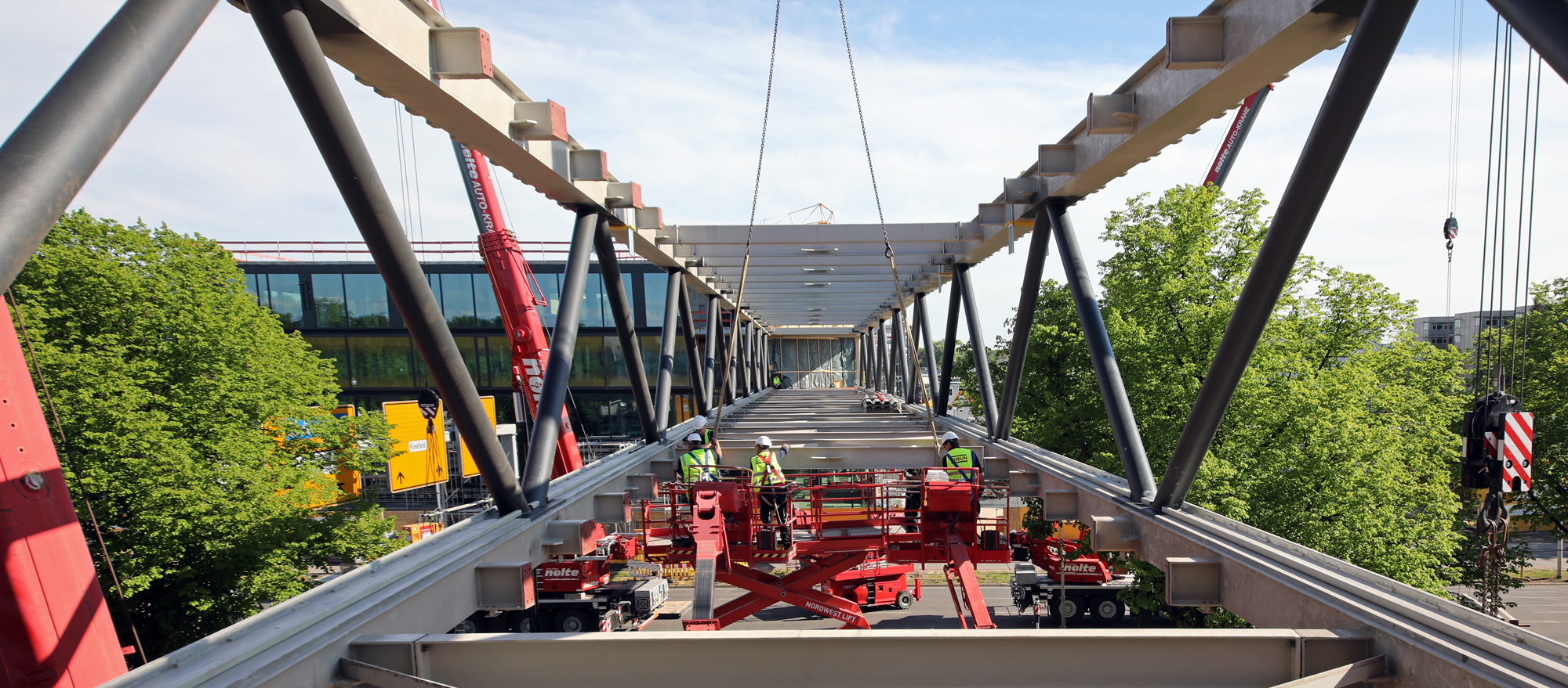 Foto von einer Brücke die grade gebaut wird. 