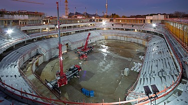 Luftaufnahme von der Baustelle der multifunktionalen Sportarena SAP Garden im Münchener Olympiapark, bei Nacht. 