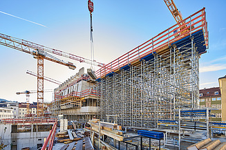 Foto von einem Rohbau, man sieht den auskragenden Hammerkopf mit Unterstellungsmaterial