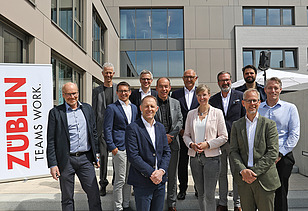 Foto von mehren Personen die freundlich scheuen. 