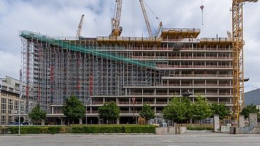 Foto vom Axel-Springer-Neubau. Zu sehen ist eine Baustelle die das neue Bürogebäude schafft. 
