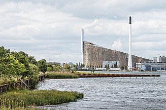 Foto von der Mühlverbrennungsanlage „Copenhill“ mit Blick über den Fluss.  