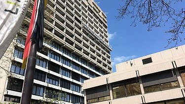  Foto von einem Bürogebäude aus der Froschperspektive.